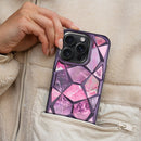 Entdecke stilvollen Schutz mit der Schutzhülle für das Apple iPhone 16 in Violett V4. Ihr geometrisches Design mit marmorierten violetten Mustern vereint Ästhetik mit Robustheit, um Dein Smartphone vor den Tücken des Alltags zu bewahren. Eine harmonische Symbiose aus Funktionalität und modischem Ausdruck.