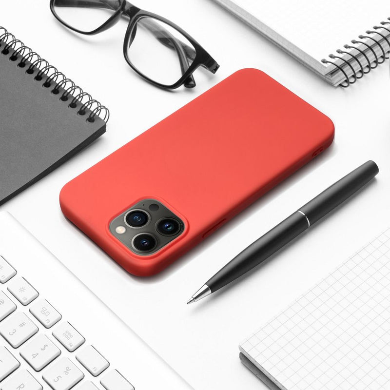 Schütze dein Apple iPhone 14 Pro Max mit dieser eleganten, roten Silikonhülle, die stilvolles Design mit Funktionalität kombiniert. Die Hülle passt sich perfekt an dein Smartphone an und bietet Schutz vor Kratzern und Stößen, ohne dabei aufzutragen.