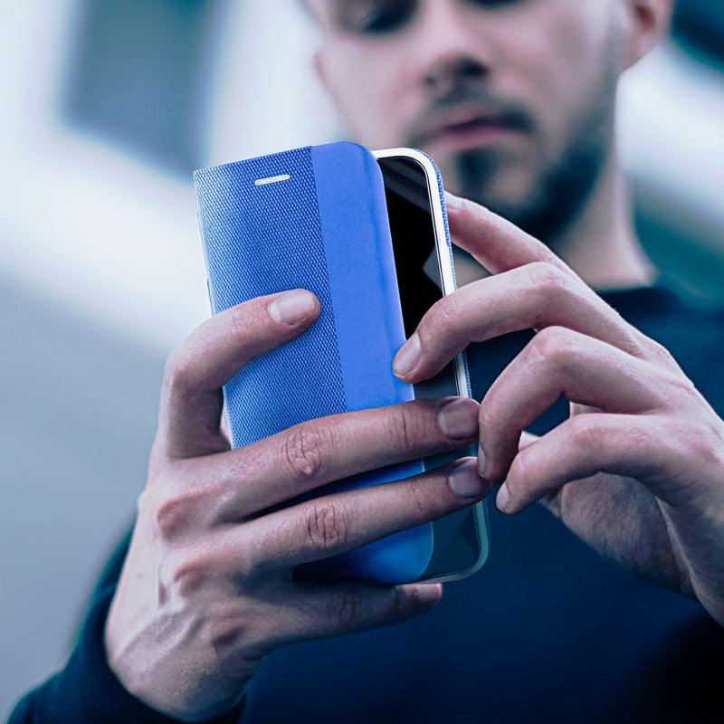 Schützen Sie Ihr Samsung Galaxy A15 mit Stil! Unsere blaue Handytasche bietet nicht nur optimalen Schutz für Ihr 4G oder 5G Modell, sondern verleiht Ihrem Smartphone auch ein elegantes Aussehen. Mit leichtem Zugriff auf alle Tasten und Anschlüsse ist diese Tasche der perfekte Begleiter für Ihren mobilen Alltag.