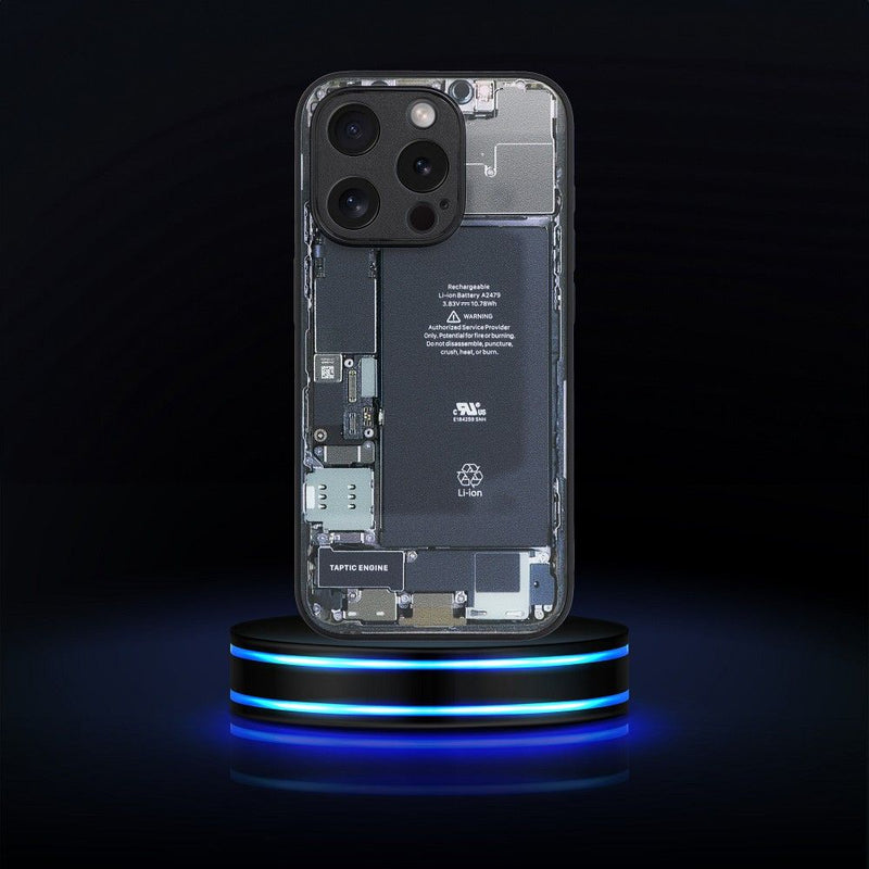 Entdecken Sie das durchdachte Design der Schutzhülle für das iPhone 15 Pro Max. Dieses transparente Case bietet einen Einblick in die scheinbare Innentechnik des Smartphones und schützt Ihr Gerät stilvoll vor Stürzen und Kratzern. Halten Sie Ihr Handy sicher und zeigen Sie dabei ein einzigartiges, technisches Äußeres.