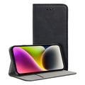 Die elegante schwarze Handytasche für das Samsung Galaxy A15 4G/5G bietet optimalen Schutz und Funktionalität. Mit einer integrierten Standfunktion für bequemes Ansehen von Videos und einem schlanken Design, das Komfort mit Stil vereint. Ideal für den Alltag.