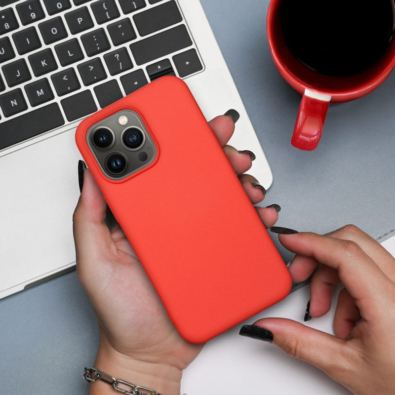 Schütze dein Apple iPhone 14 Pro Max mit dieser eleganten, roten Silikonhülle, die stilvolles Design mit Funktionalität kombiniert. Die Hülle passt sich perfekt an dein Smartphone an und bietet Schutz vor Kratzern und Stößen, ohne dabei aufzutragen.