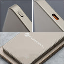 Die Forcell F-Energy SuperSlim F5K8 Powerbank bietet eine schlanke und elegante Lösung mit 5000 mAh Kapazität. Sie ist kompatibel mit MagSafe und ermöglicht schnelles Laden durch QC4.0 und PD3.0. Mit einer Leistung von bis zu 15W ist sie ideal für iPhone, AirPods und Apple Watch. Die Titanium Sand-Farbe verleiht ihr einen modernen Look.