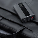 Die Forcell F-Energy Energo P20K2 Powerbank bietet eine Kapazität von 20.000 mAh und ermöglicht das schnelle Laden mit QC3.0 und PD 3A bei 22,5W. Mit ihrem integrierten LCD-Bildschirm zeigt sie den aktuellen Ladezustand an. Dank der USB-C und USB-A Anschlüsse können bis zu vier Geräte gleichzeitig aufgeladen werden. Ideal für unterwegs!