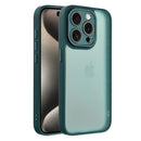 Eine hochwertige Schutzhülle für das Apple iPhone 16e bietet optimalen Schutz vor Stößen und Kratzern. Mit ihrem schlanken Design und robusten Materialien gewährleistet sie sowohl Funktionalität als auch Ästhetik. Perfekt abgestimmt, ermöglicht sie den einfachen Zugriff auf alle Anschlüsse und Funktionen des Geräts.