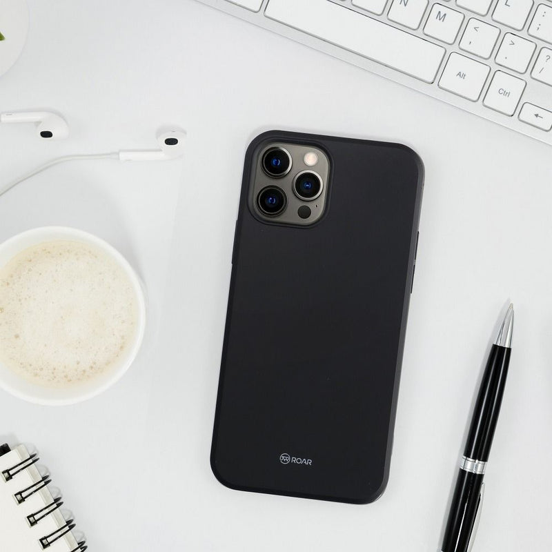 Die elegante Schutzhülle in mattem Schwarz passt perfekt zu Ihrem Apple iPhone 12 Pro Max und bietet zuverlässigen Schutz vor den täglichen Unwägbarkeiten des Lebens. Mit ihrer schlanken Silhouette bewahrt sie das Design des Smartphones, während das robuste Material Stöße und Kratzer fernhält.