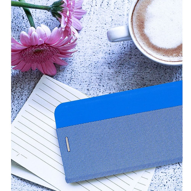 Entdecken Sie stilvollen Schutz für Ihr Samsung Galaxy A13 4G mit dieser eleganten blauen Klapphülle. Mit ihrer strukturierten Oberfläche bietet sie nicht nur eine angenehme Haptik, sondern auch sicheren Halt und Schutz vor Kratzern und Stößen. Ideal für den Alltag!