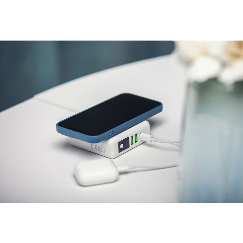 Entdecken Sie den Multi Reiselader 6 in 1 – Ihr perfekter Reisebegleiter! Mit einer 8000-mAh-Powerbank, USB- und USB-C-Anschlüssen sowie kabellosem Laden. Ideal für weltweite Reisen durch austauschbare Stecker. Bleiben Sie überall geladen!