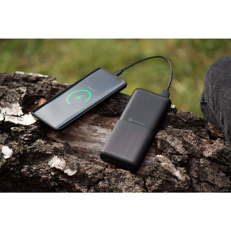Dieses Bild zeigt die Verpackung der FORCELL F-Energy S20k1 Powerbank mit einer Kapazität von 20.000 mAh. Das Design ist schlicht in Weiß mit einer Abbildung der Powerbank in Schwarz, die über zwei USB-Ausgänge zum gleichzeitigen Laden von Geräten verfügt. Hervorgehoben wird die große Kapazität und die Möglichkeit, mehrere Geräte gleichzeitig zu laden. Die Verpackung betont die praktischen Aspekte des Produkts und die grundlegenden technischen Informationen sind klar sichtbar dargestellt.