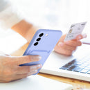 Verleihen Sie Ihrem Samsung Galaxy A55 5G einen Hauch von Eleganz mit dieser schicken Handytasche in zartem Violett. Mit präzisen Ausschnitten für die Kamera und Anschlüsse bietet diese Tasche optimalen Schutz und Funktionalität für Ihr Smartphone.