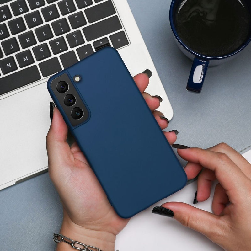 Schützen Sie Ihr Samsung Galaxy S25 stilvoll mit einer maßgeschneiderten Silikonhülle. Elegantes Design, Mikrofaser-Innenfutter für Kratzschutz und Soft-Touch-Oberfläche für sicheren Halt. Optimale Aussparungen ermöglichen uneingeschränkten Zugang zu allen Funktionen. Kompatibel mit kabellosem Laden.