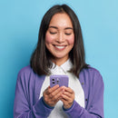 Die violette Schutzhülle für das Apple iPhone 17 Pro Max kombiniert stilvolles Design mit optimalem Schutz. Sie bietet eine angenehme Haptik und eine perfekte Passform, die das elegante Aussehen des Geräts unterstreicht, während sie gleichzeitig vor Stößen und Kratzern schützt. Ein Must-Have für alle, die ihr iPhone individuell gestalten möchten!