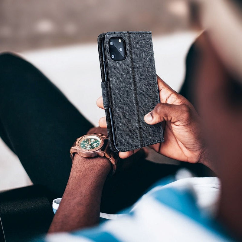 Schlicht und funktional: Die schwarze Schutzhülle für das Samsung Galaxy A32 4G LTE bietet stilvollen Schutz und praktischen Nutzen mit integrierten Fächern für Karten oder Geldscheine, ideal für den Alltag. Ihr Samsung bleibt sicher und elegant verpackt.