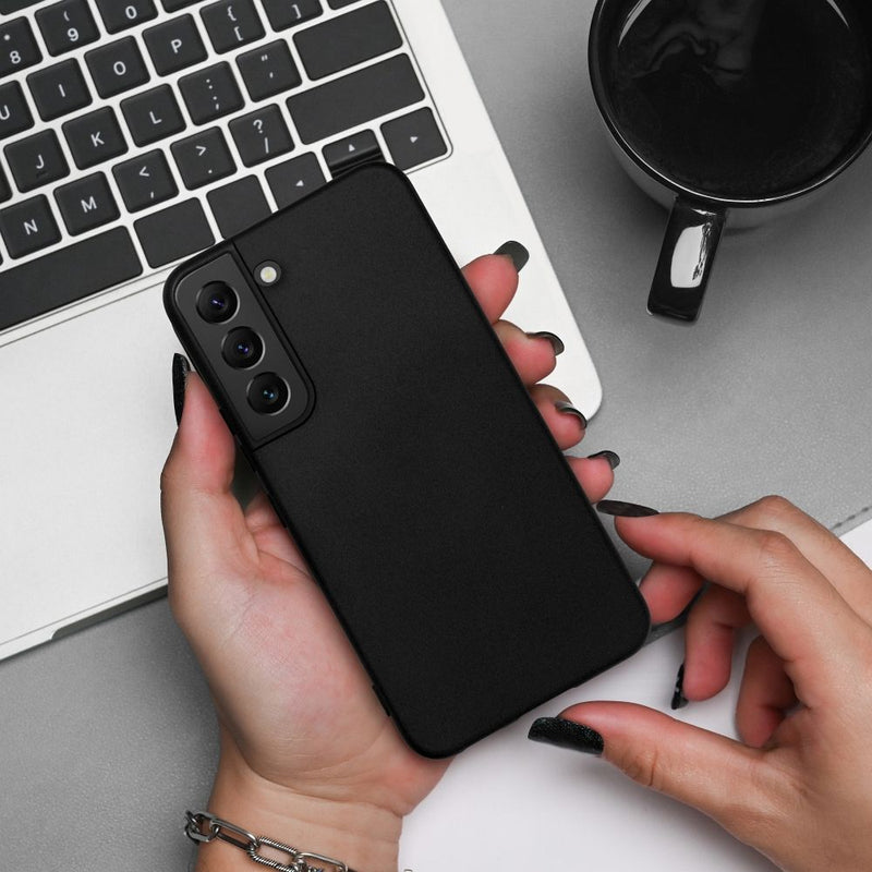 Schützen Sie Ihr Samsung Galaxy S23 mit einer eleganten schwarzen Schutzhülle, die nicht nur robust und langlebig ist, sondern auch perfekt auf die Kamera und Anschlüsse des Geräts abgestimmt ist. Bleiben Sie stilvoll und sicher.
