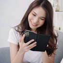 Kaufen Sie jetzt das exklusive Samsung Galaxy A22 4G Holster! Ideal für Schutz & Stil, bietet diese metallisierte Oberfläche Glanz und Schutz vor Kratzern. Perfekt angepasst mit TV-Standfunktion & Extrafächern. Sichern Sie Ihr Handy stilvoll!