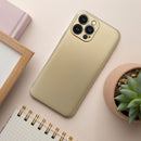 Für das Apple iPhone 15 gibt es stylish und schützend eine goldene Schutzhülle. Sie vereint elegantes Design mit optimalem Schutz und wertet Ihr Smartphone optisch auf. Perfekt für alle, die ein wenig Luxus in ihrem Alltag suchen!