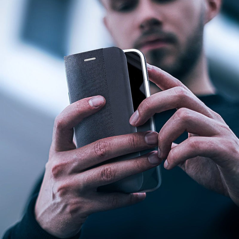Die Holster SENSITIVE Book Hülle für Samsung Galaxy A54 5G bietet optimalen Schutz und Funktionalität. Mit TV-Ständer, sicherem Magnetverschluss und stilvollem Design ist diese Schutzhülle ideal für Ihr Gerät.