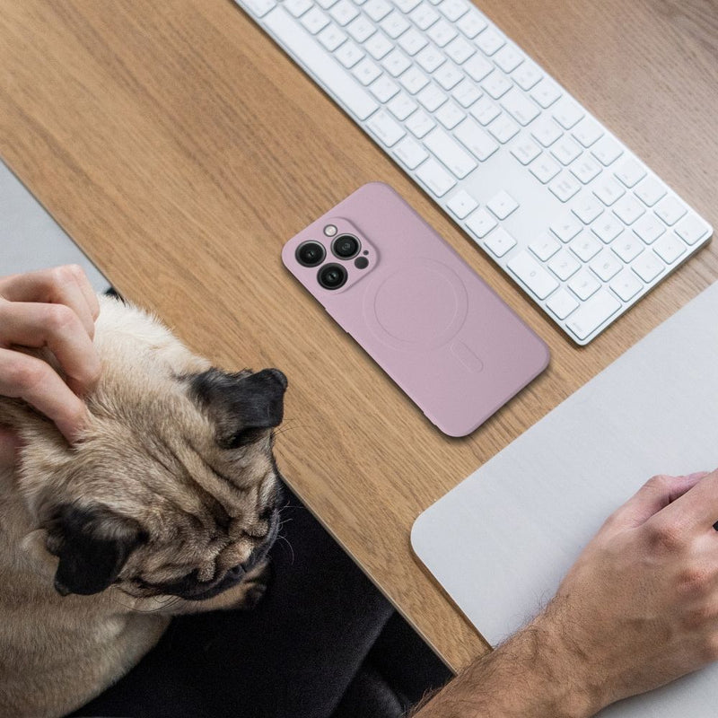Schützen Sie Ihr Apple iPhone 17 Pro optimal mit dem Silikon Mag Cover! Es bietet nicht nur Schutz vor Stößen und Kratzern, sondern unterstützt auch das MagSafe-induktive Laden. Ideal für jede Situation.
