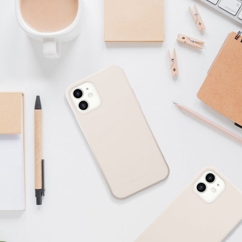 Schlicht und elegant: Die weiße Schutzhülle für das Apple iPhone 14 bietet schlanken Schutz und unterstreicht das stilvolle Design des Smartphones. Ideal für den alltäglichen Gebrauch.