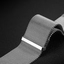 Das Bild zeigt eine elegante Apple Watch ausgestattet mit einem DUX DUCIS Starp Milanese Armband aus Edelstahl in Platinoptik. Das magnetische Milanese Loop-Design sorgt für eine verstellbare Passform und einen modernen Look, der perfekt zu den 42/44/45 mm Modellen der Apple Watch passt. Ideal für einen anspruchsvollen Stil im Alltag.