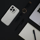 Optimaler Schutz trifft auf elegantes Design: Diese Schutzhülle, passend für das Apple iPhone 15 Pro, bewahrt Ihr Smartphone vor Kratzern und Abnutzung, ohne die hochwertige Ästhetik zu beeinträchtigen. Die präzisen Aussparungen für die Kamera und die integrierte MagSafe-Kompatibilität bieten Funktionalität und Komfort im Alltag.