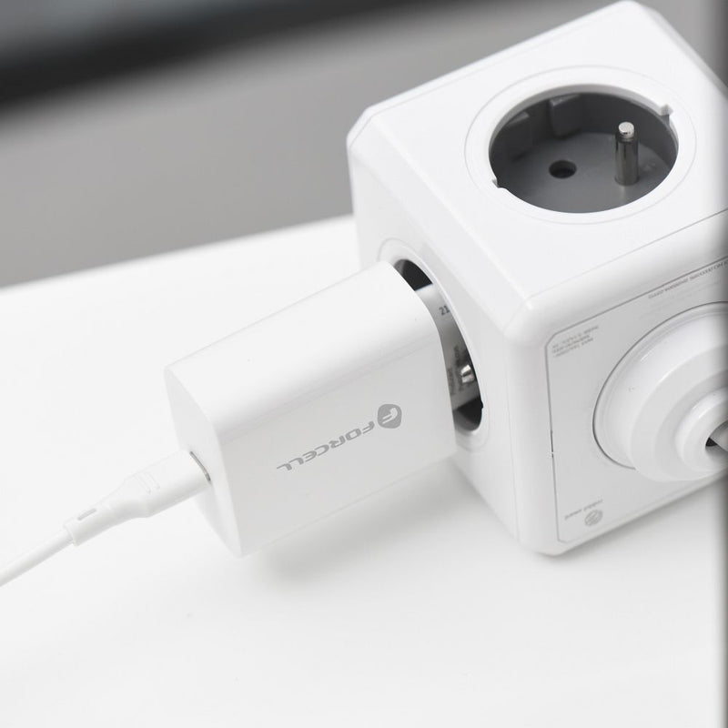 Entdecken Sie den USB Typ-C Reiselader mit PD und QC 4.0: Schnellladefunktion bis 25W, ideal für Smartphones. Versorgt Ihr Gerät schnell & effizient. Kompakt & robust, optimal für unterwegs.