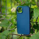 Die elegante blaue Schutzhülle für das Apple iPhone 15 Plus bietet perfekten Schutz und einen modernen Look. Sie liegt gut in der Hand und schützt Ihr Gerät vor Kratzern und Stößen. Ideal für alle, die Stil und Sicherheit vereinen möchten!