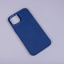 Die elegante blaue Schutzhülle für das Apple iPhone 15 Plus bietet perfekten Schutz und einen modernen Look. Sie liegt gut in der Hand und schützt Ihr Gerät vor Kratzern und Stößen. Ideal für alle, die Stil und Sicherheit vereinen möchten!