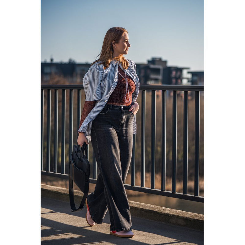 **Notebook Tasche 16 Zoll**: Ideal für Laptops bis 15,6 Zoll. Hochwertige Materialien garantieren Robustheit, während die Innenpolsterung optimalen Schutz bietet. Platz für Zubehör und schneller Zugriff dank durchdachtem Layout. Sichern Sie Ihren Laptop stilvoll!