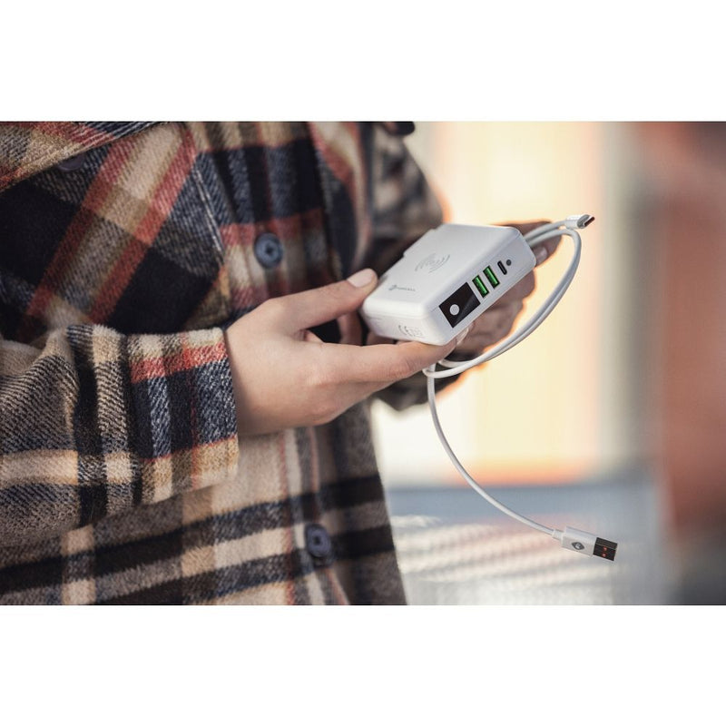 Der Multi Reiselader 6 in 1 - Perfekt für Reisen! Mit 6 Anschlüssen, darunter USB und USB-C, ermöglicht er das gleichzeitige Laden mehrerer Geräte. Integrierte Powerbank mit 8.000 mAh und Quick Charge 3.0 für schnelles Aufladen. Ideal für globale Steckerstandards.