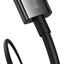Das abgebildete Produkt ist ein USB-A zu Typ-C Ladekabel der Marke Baseus. Es handelt sich um ein 2 Meter langes Kabel in Schwarz, das eine Power Delivery (PD) Schnellladefunktion mit bis zu 100 Watt unterstützt. Ideal für Nutzer, die ein langlebiges und leistungsstarkes Kabel für ihre Geräte suchen.