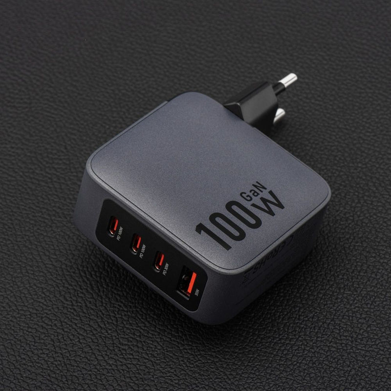 Forcell Ladegerät mit 100W Power Delivery und Quick Charge 4.0 bietet effizientes Schnellladen für mehrere Geräte. Kompakt, mit GAN-Technologie und 4 Ports (1x USB, 3x USB-C). Ideal für schnelles Laden unterwegs!