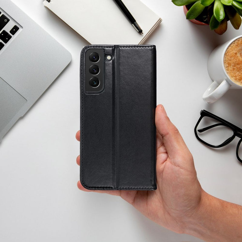 Die elegante schwarze Handytasche für das Samsung Galaxy A15 4G/5G bietet optimalen Schutz und Funktionalität. Mit einer integrierten Standfunktion für bequemes Ansehen von Videos und einem schlanken Design, das Komfort mit Stil vereint. Ideal für den Alltag.