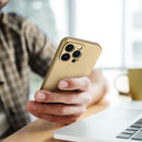 Für das Apple iPhone 15 gibt es stylish und schützend eine goldene Schutzhülle. Sie vereint elegantes Design mit optimalem Schutz und wertet Ihr Smartphone optisch auf. Perfekt für alle, die ein wenig Luxus in ihrem Alltag suchen!