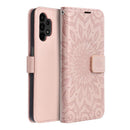 Eleganz trifft auf Schutz: Diese goldfarbene Schutzhülle für das SAMSUNG A13 4G verbindet Funktionalität mit einem ansprechenden Design, verziert mit einem filigranen, floralen Muster für einen stilvollen Look.