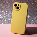 Die gelbe Schutzhülle für das Apple iPhone 15 Pro bietet nicht nur stylischen Schutz, sondern sorgt auch für eine fröhliche Farbtupfer. Sie ist leicht und ergonomisch gestaltet, um das Handy optimal zu schützen, während alle Anschlüsse freibleiben. Ideal für alle, die ihr iPhone mit einem lebendigen Look ausstatten möchten!