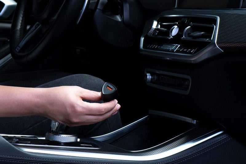 Entdecken Sie den FORCELL CARBON USB A Reiselader: Schnelles Laden mit bis zu 18W und QC 3.0. Universeller Anschluss, sicher & zertifiziert für alle Ihre Geräte!