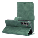Schützen Sie Ihr Samsung Galaxy S24 Plus stilvoll mit dieser eleganten grünen Handytasche. Diese praktische Hülle bietet nicht nur Schutz vor Stößen und Kratzern, sondern dient auch als praktischer Ständer für mediales Genießen.