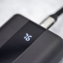 Die Forcell F-Energy Energo P20K2 Powerbank bietet eine Kapazität von 20.000 mAh und ermöglicht das schnelle Laden mit QC3.0 und PD 3A bei 22,5W. Mit ihrem integrierten LCD-Bildschirm zeigt sie den aktuellen Ladezustand an. Dank der USB-C und USB-A Anschlüsse können bis zu vier Geräte gleichzeitig aufgeladen werden. Ideal für unterwegs!