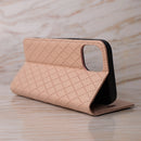 Elegante Handytasche für das Samsung Galaxy S26 Plus in Beige. Das stilvolle Design mit prägnanter Musterung bietet nicht nur Schutz, sondern auch eine geschmackvolle Note für dein Smartphone. Perfekt für den Alltag!