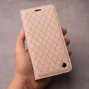 Elegante Handytasche für das Samsung Galaxy S26 Plus in Beige. Das stilvolle Design mit prägnanter Musterung bietet nicht nur Schutz, sondern auch eine geschmackvolle Note für dein Smartphone. Perfekt für den Alltag!