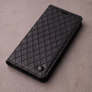 Die hochwertige Handytasche für das Samsung Galaxy S26 Plus in elegantem Schwarz schützt Ihr Gerät optimal. Das stylische Design mit einem feinen Muster vereint Schutz mit Ästhetik und bietet gleichzeitig einfachen Zugang zu allen Funktionen. Ideal für den modernen Nutzer!