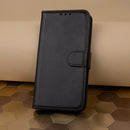 Die schwarze Schutzhülle für das Motorola Moto G15, Moto G15 Power, Moto G17 und Moto G17 Power bietet optimalen Schutz und ein elegantes Design. Sie schützt vor Kratzern und Stößen, während alle Tasten und Anschlüsse weiterhin leicht zugänglich bleiben. Ideal für den Alltag!