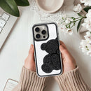 Schützen Sie Ihr iPhone 16 Pro mit der Teddy Bear Hülle: glitzerndes Design, erstklassige Materialien und erhöhte Kanten für optimalen Schutz. Ein modisches Accessoire, das Langlebigkeit bietet.