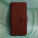 Die handliche Handytasche für das Samsung Galaxy A16 4G/5G in elegantem Braun bietet optimalen Schutz und kombiniert Stil mit Funktionalität. Ihr robustes Design sorgt dafür, dass Ihr Smartphone sicher verstaut ist, während das hochwertige Material für ein angenehmes Gefühl in der Hand sorgt. Ideal für den Alltag!