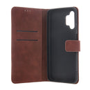 Die handliche Handytasche für das Samsung Galaxy A16 4G/5G in elegantem Braun bietet optimalen Schutz und kombiniert Stil mit Funktionalität. Ihr robustes Design sorgt dafür, dass Ihr Smartphone sicher verstaut ist, während das hochwertige Material für ein angenehmes Gefühl in der Hand sorgt. Ideal für den Alltag!