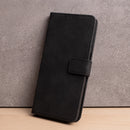 Die elegante Handytasche für das Samsung Galaxy A56 5G in Schwarz bietet optimalen Schutz und einen stilvollen Look. Sie vereint Funktionalität und modernes Design, perfekt für den täglichen Gebrauch. Mit robustem Material und einem praktischen Verschluss ist Ihr Smartphone sicher verwahrt.