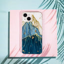 Entdecken Sie das Gold Glam Cover für das Apple iPhone 11! Diese elegante Hülle vereint Stil und Schutz mit hochwertigen TPU-Schichten. Optimaler Schutz vor Kratzern und Stößen, einfache Bedienung aller Funktionen. Perfekt für jeden Tag!