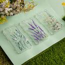 Die transparente Schutzhülle für das Apple iPhone 12 kombiniert Stil und Funktionalität. Mit einem eleganten Lavendel-Muster bietet sie nicht nur einen durchsichtigen Schutz, sondern verleiht Ihrem Smartphone auch einen frischen, floralen Look. Ideal für diejenigen, die ihr iPhone schützen und gleichzeitig einen Hauch von Ästhetik hinzufügen möchten.