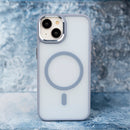 Die blaue Schutzhülle für das Apple iPhone 13 kombiniert stilvolles Design mit optimalem Schutz. Sie bietet nicht nur eine ansprechende Farbe, sondern auch Funktionalität durch die MagSafe-Kompatibilität, die das kabellose Laden erleichtert. Schütze dein iPhone elegant und sicher!